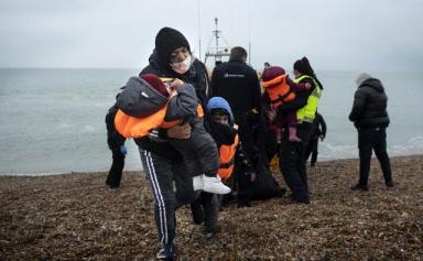 La marine française secourt 40 migrants dans la Manche