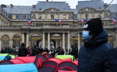 Deux cents migrants sans-abri, se disant mineurs, protestent en campant au coeur de Paris