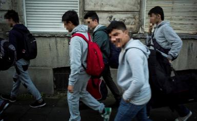Les enfants et adolescents albanais exilés en Europe par leurs parents