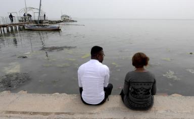 Tunisie : des migrants secourus se reposent sur une plage de Ben Guerdane