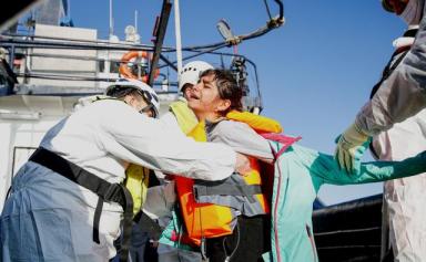L'Ocean Viking attend un «port sûr» en Méditerranée pour débarquer 466 migrants secourus
